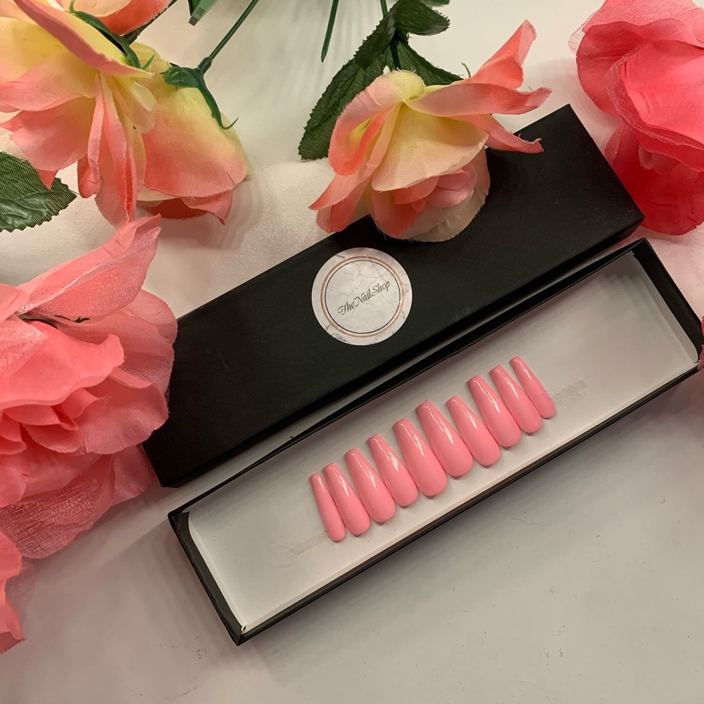 𝓑𝓪𝓫𝔂 𝓹𝓲𝓷𝓴 𝓹𝓻𝓮𝓼𝓼 𝓸𝓷 𝓷𝓪𝓲𝓵𝓼